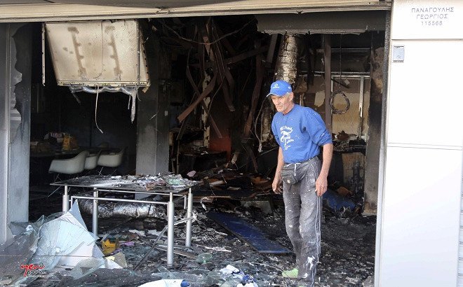 Εμπρηστική επίθεση στο πρακτορείο ΟΠΑΠ του γιου του βουλευτή Παναγούλη [εικόνες]  | iefimerida.gr 1