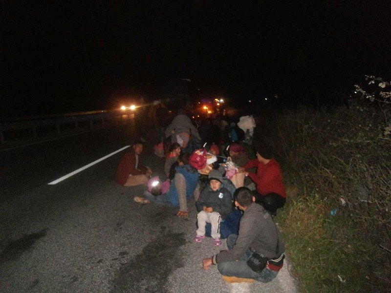 Κίνδυνος-θάνατος στην εθνική οδό: Οι πρόσφυγες περπατούν μέσα στη νύχτα [εικόνες&βίντεο] | iefimerida.gr 1