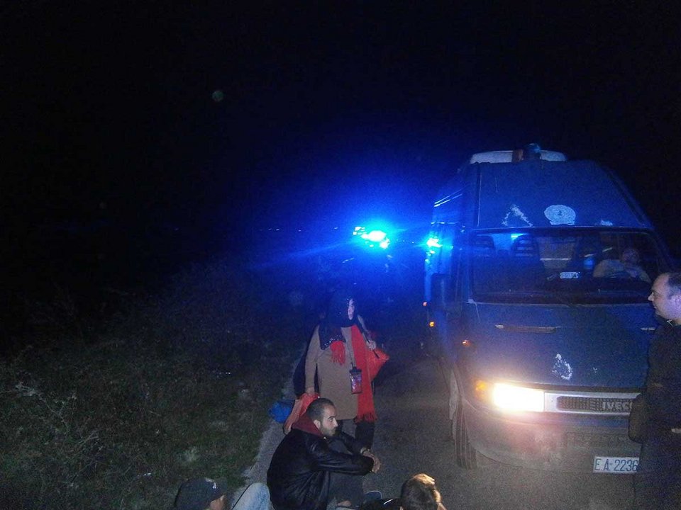 Κίνδυνος-θάνατος στην εθνική οδό: Οι πρόσφυγες περπατούν μέσα στη νύχτα [εικόνες&βίντεο] | iefimerida.gr 5