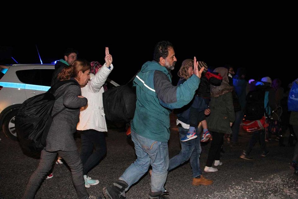 Κίνδυνος-θάνατος στην εθνική οδό: Οι πρόσφυγες περπατούν μέσα στη νύχτα [εικόνες&βίντεο] | iefimerida.gr 4