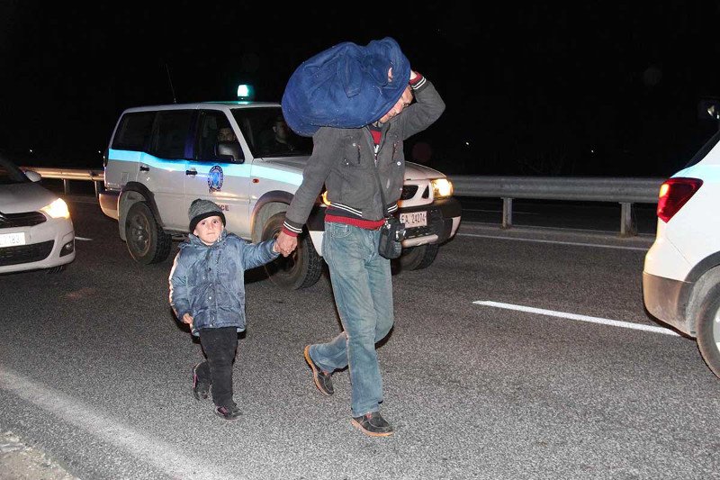 Κίνδυνος-θάνατος στην εθνική οδό: Οι πρόσφυγες περπατούν μέσα στη νύχτα [εικόνες&βίντεο] | iefimerida.gr 3