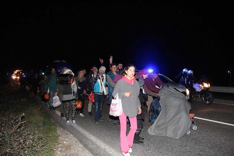 Κίνδυνος-θάνατος στην εθνική οδό: Οι πρόσφυγες περπατούν μέσα στη νύχτα [εικόνες&βίντεο] | iefimerida.gr 2