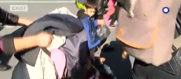 Πρόσφυγες προσπαθούν να περάσουν τα Τέμπη με τα πόδια [βίντεο & εικόνες] | iefimerida.gr 0