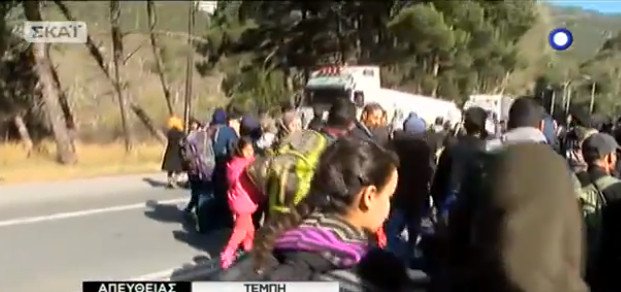 Πρόσφυγες προσπαθούν να περάσουν τα Τέμπη με τα πόδια [βίντεο & εικόνες] | iefimerida.gr 1
