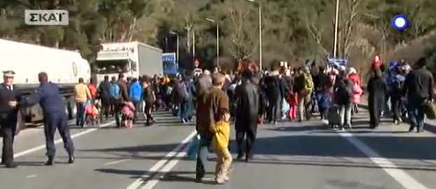 Πρόσφυγες προσπαθούν να περάσουν τα Τέμπη με τα πόδια [βίντεο & εικόνες] | iefimerida.gr 2