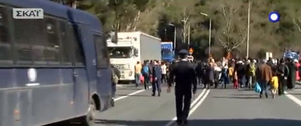 Πρόσφυγες προσπαθούν να περάσουν τα Τέμπη με τα πόδια [βίντεο & εικόνες] | iefimerida.gr 3