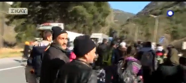 Πρόσφυγες προσπαθούν να περάσουν τα Τέμπη με τα πόδια [βίντεο & εικόνες] | iefimerida.gr 4