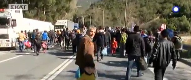 Πρόσφυγες προσπαθούν να περάσουν τα Τέμπη με τα πόδια [βίντεο & εικόνες] | iefimerida.gr 5