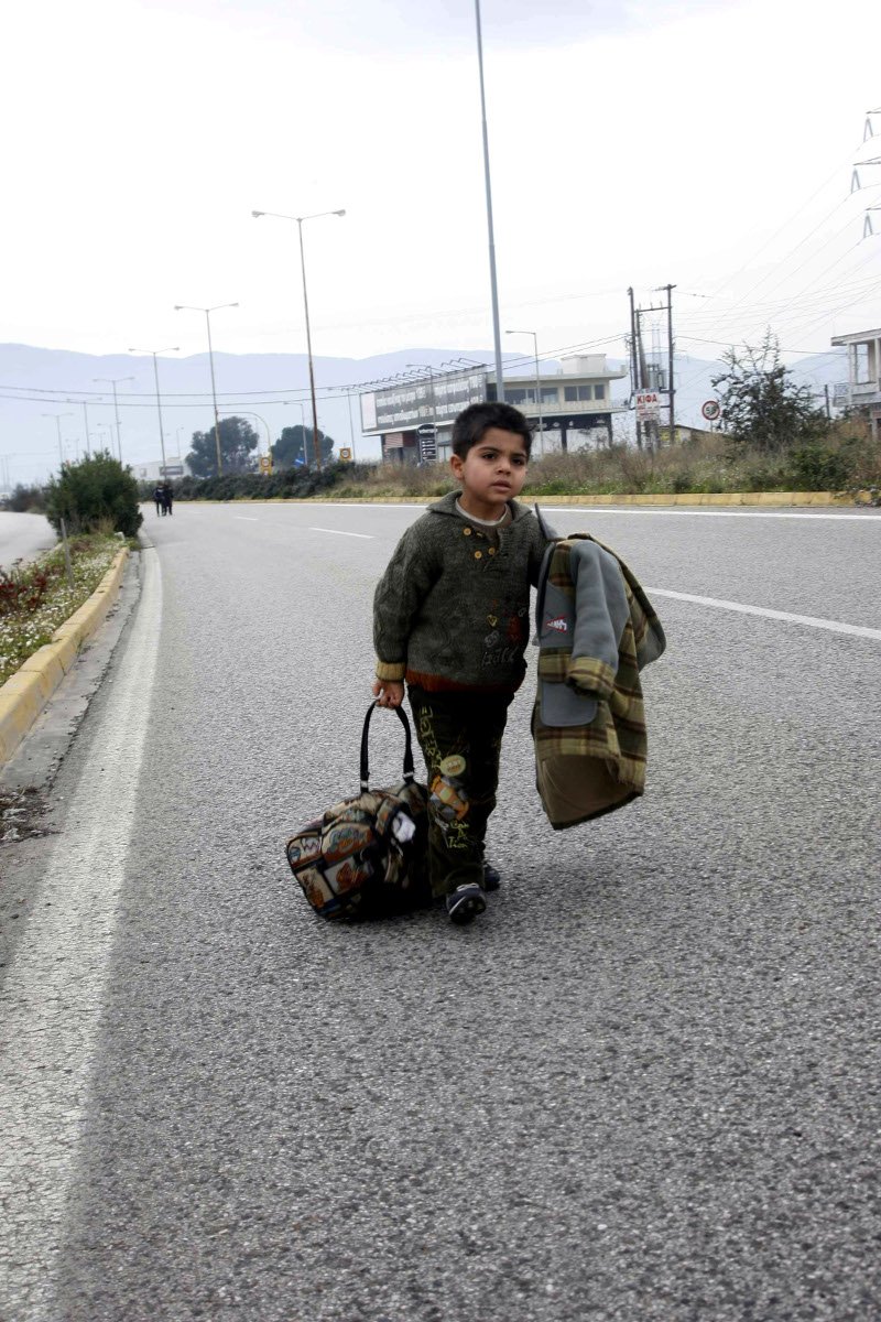 Η φωτογραφία που συγκίνησε: Το μικρό προσφυγόπουλο περπατά μόνο στην Εθνική [εικόνες] | iefimerida.gr 0