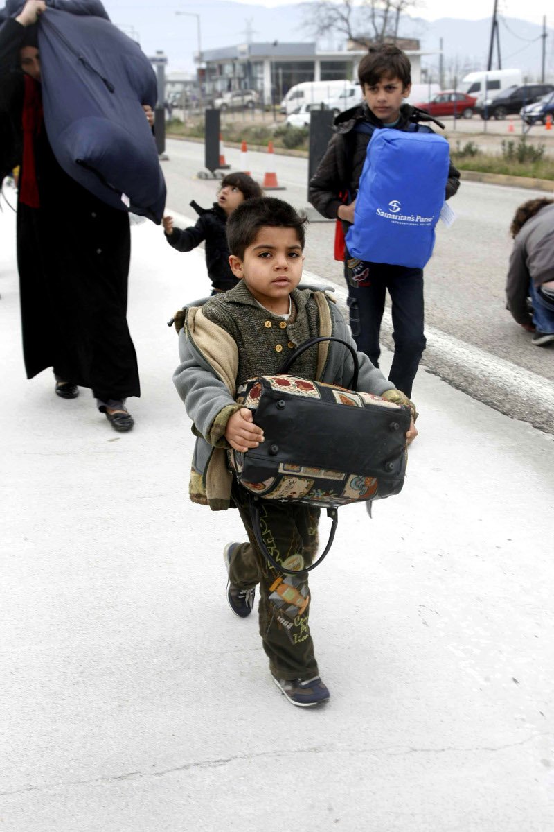 Η φωτογραφία που συγκίνησε: Το μικρό προσφυγόπουλο περπατά μόνο στην Εθνική [εικόνες] | iefimerida.gr 1