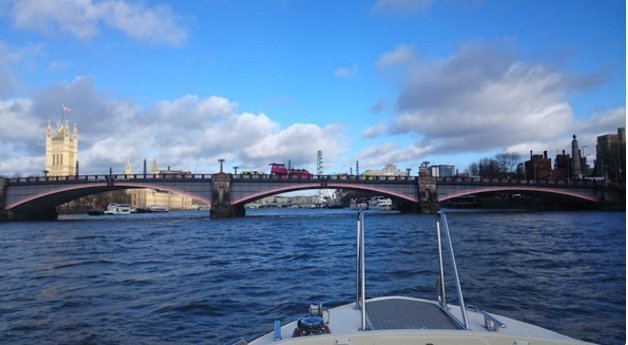 Πανικός στο Λονδίνο: Ανατίναξαν λεωφορείο σε γέφυρα στον Τάμεση-Γύριζαν ταινία [εικόνες&βίντεο] | iefimerida.gr 1