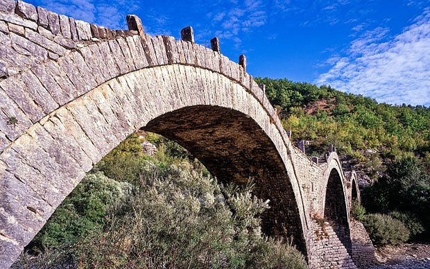 «Πέρασα ένα βράδυ με βοσκούς, τρώγοντας ψητό αρνί» -Βρετανός παρουσιαστής προβάλλει την Ελλάδα πέρα από την κρίση [εικόνες] | iefimerida.gr 3