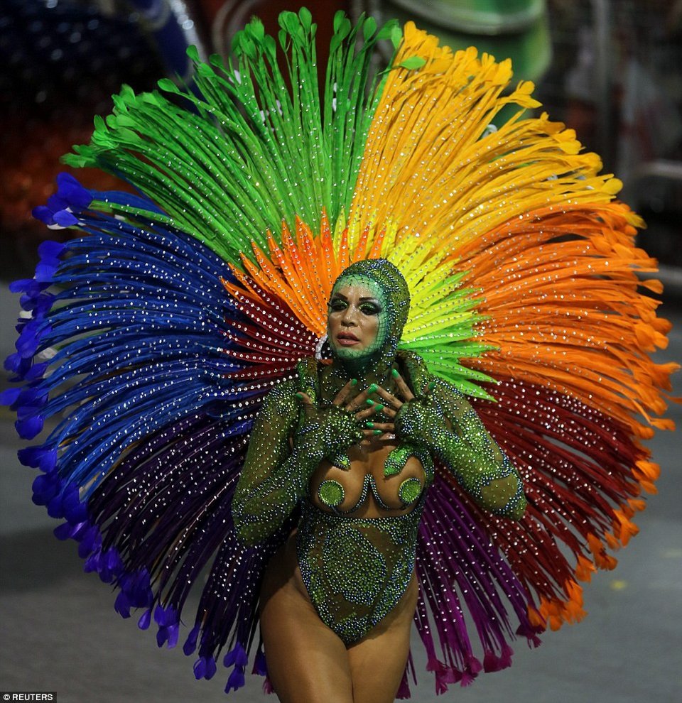 Οι Βραζιλιάνοι ξεσαλώνουν-Το καρναβάλι του Ρίο μέσα από 35 καρέ [εικόνες]  | iefimerida.gr 15