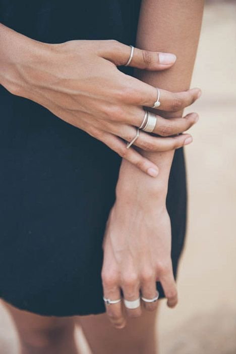 Το μονό δαχτυλίδι είναι πασέ -Οι fashion bloggers φορούν πολλά μαζί, σε όλα τα δάχτυλα [εικόνες] | iefimerida.gr 1