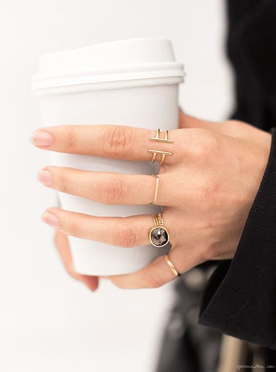 Το μονό δαχτυλίδι είναι πασέ -Οι fashion bloggers φορούν πολλά μαζί, σε όλα τα δάχτυλα [εικόνες] | iefimerida.gr 4