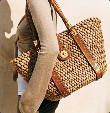 Ξαφνιάζει η μόδα για τις τσάντες του φετινού καλοκαιριού [εικόνες] | iefimerida.gr 0