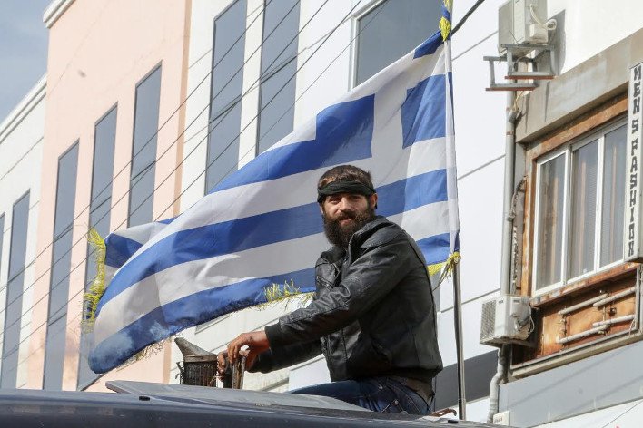 Ο σέξι αγρότης Στάθης Στιβακτάκης πήγε στη σημερινή πορεία με το τρακτέρ [εικόνες] | iefimerida.gr 0