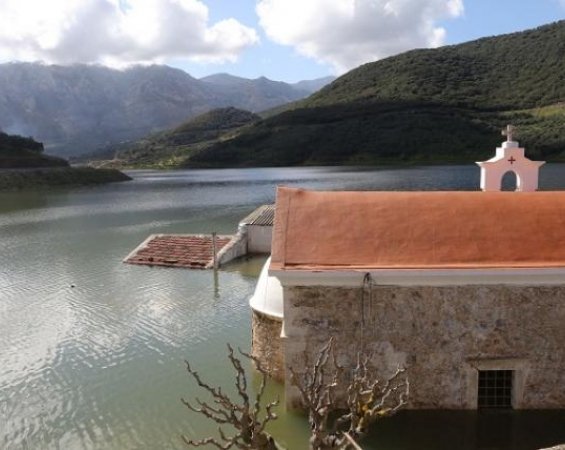 Κρήτη: «Αναδύθηκε» εκκλησία που είχε βυθιστεί στα νερά φράγματος -Αδειασε από νερά, λειτούργησε ξανά [εικόνες & βίντεο] | iefimerida.gr 12