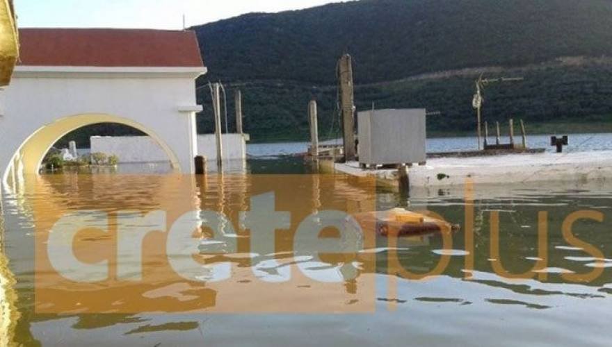 Κρήτη: «Αναδύθηκε» εκκλησία που είχε βυθιστεί στα νερά φράγματος -Αδειασε από νερά, λειτούργησε ξανά [εικόνες & βίντεο] | iefimerida.gr 13