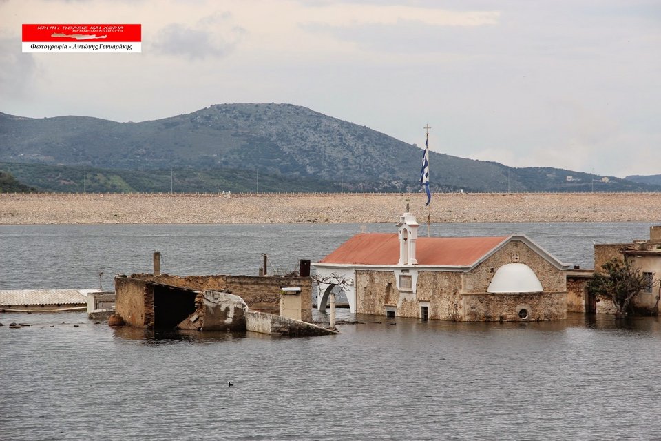 Κρήτη: «Αναδύθηκε» εκκλησία που είχε βυθιστεί στα νερά φράγματος -Αδειασε από νερά, λειτούργησε ξανά [εικόνες & βίντεο] | iefimerida.gr 14
