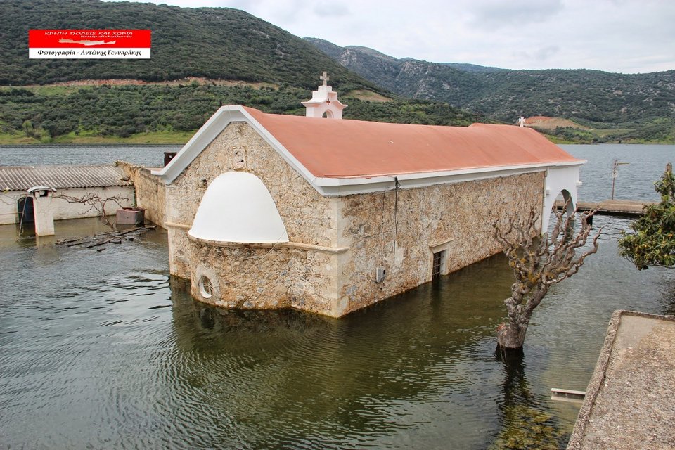 Κρήτη: «Αναδύθηκε» εκκλησία που είχε βυθιστεί στα νερά φράγματος -Αδειασε από νερά, λειτούργησε ξανά [εικόνες & βίντεο] | iefimerida.gr 15