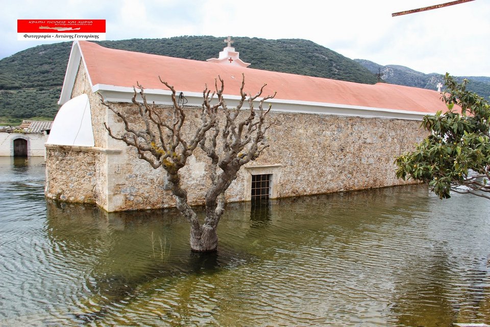 Κρήτη: «Αναδύθηκε» εκκλησία που είχε βυθιστεί στα νερά φράγματος -Αδειασε από νερά, λειτούργησε ξανά [εικόνες & βίντεο] | iefimerida.gr 16