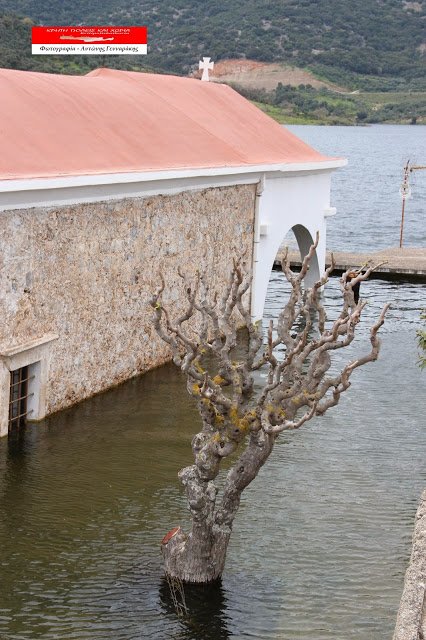 Κρήτη: «Αναδύθηκε» εκκλησία που είχε βυθιστεί στα νερά φράγματος -Αδειασε από νερά, λειτούργησε ξανά [εικόνες & βίντεο] | iefimerida.gr 18