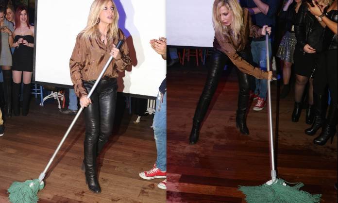 Η Aννα Βίσση άφησε το μικρόφωνο και έπιασε τη... σφουγγαρίστρα [εικόνες] | iefimerida.gr 2