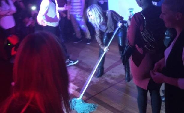 Η Aννα Βίσση άφησε το μικρόφωνο και έπιασε τη... σφουγγαρίστρα [εικόνες] | iefimerida.gr 3