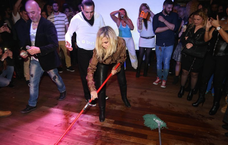 Η Aννα Βίσση άφησε το μικρόφωνο και έπιασε τη... σφουγγαρίστρα [εικόνες] | iefimerida.gr 1