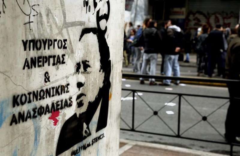 Τα πιο έξυπνα συνθήματα της πορείας -Τι έγραψαν σε πανό, πλακάτ, μπαλόνια οι διαδηλωτές [εικόνες] | iefimerida.gr 1