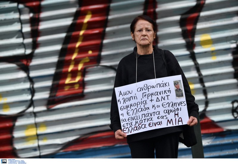 Τα πιο έξυπνα συνθήματα της πορείας -Τι έγραψαν σε πανό, πλακάτ, μπαλόνια οι διαδηλωτές [εικόνες] | iefimerida.gr 7