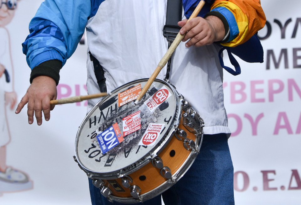 Τα πιο έξυπνα συνθήματα της πορείας -Τι έγραψαν σε πανό, πλακάτ, μπαλόνια οι διαδηλωτές [εικόνες] | iefimerida.gr 8