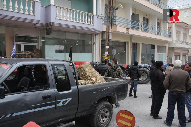 Λακωνία: Αγρότες απέκλεισαν την εφορία Σπάρτης [εικόνες & βίντεο] | iefimerida.gr 1