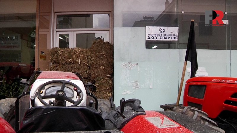 Λακωνία: Αγρότες απέκλεισαν την εφορία Σπάρτης [εικόνες & βίντεο] | iefimerida.gr 2