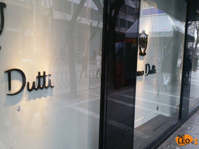 Θεσσαλονίκη: Κουκουλοφόροι επιτέθηκαν σε διαδηλωτές -Δύο τραυματίες [εικόνες & βίντεο] | iefimerida.gr 1