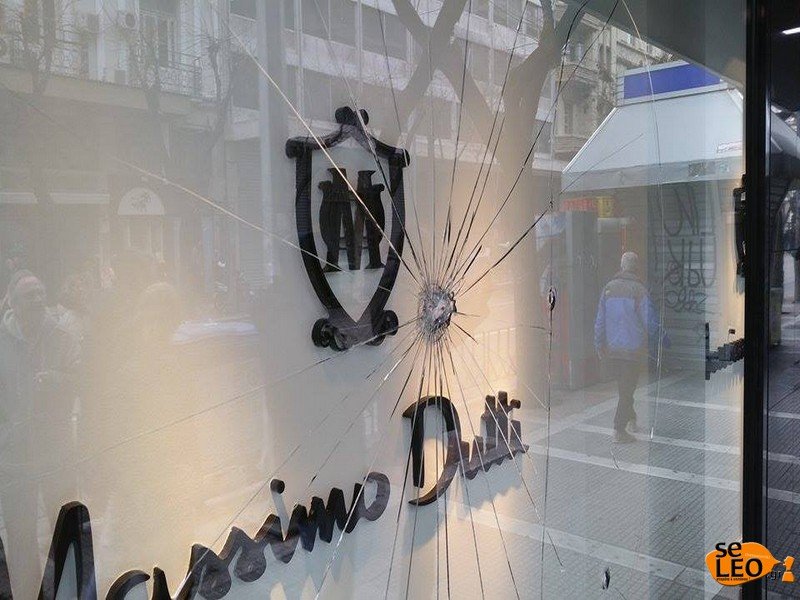 Θεσσαλονίκη: Κουκουλοφόροι επιτέθηκαν σε διαδηλωτές -Δύο τραυματίες [εικόνες & βίντεο] | iefimerida.gr 2