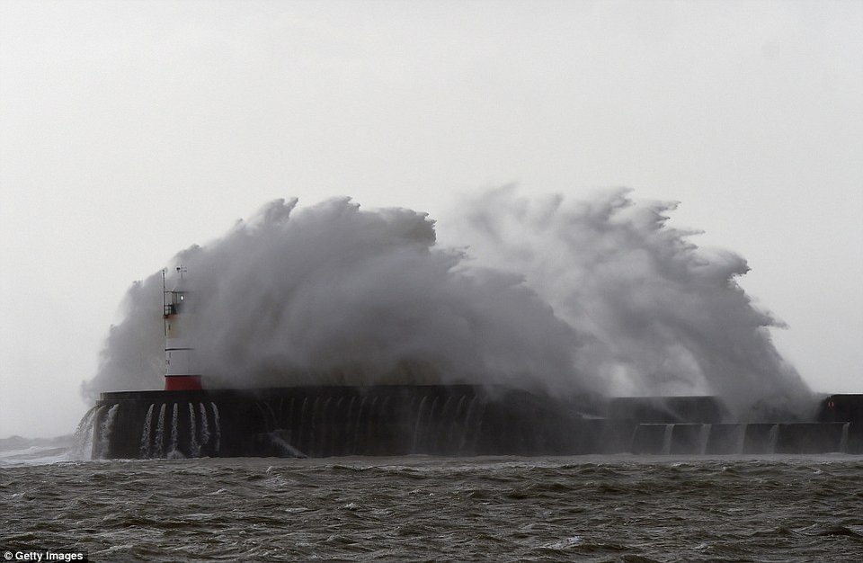 Κύμα 20 μέτρων καταπίνει σπίτια στην Κορνουάλη [εικόνες] | iefimerida.gr 8
