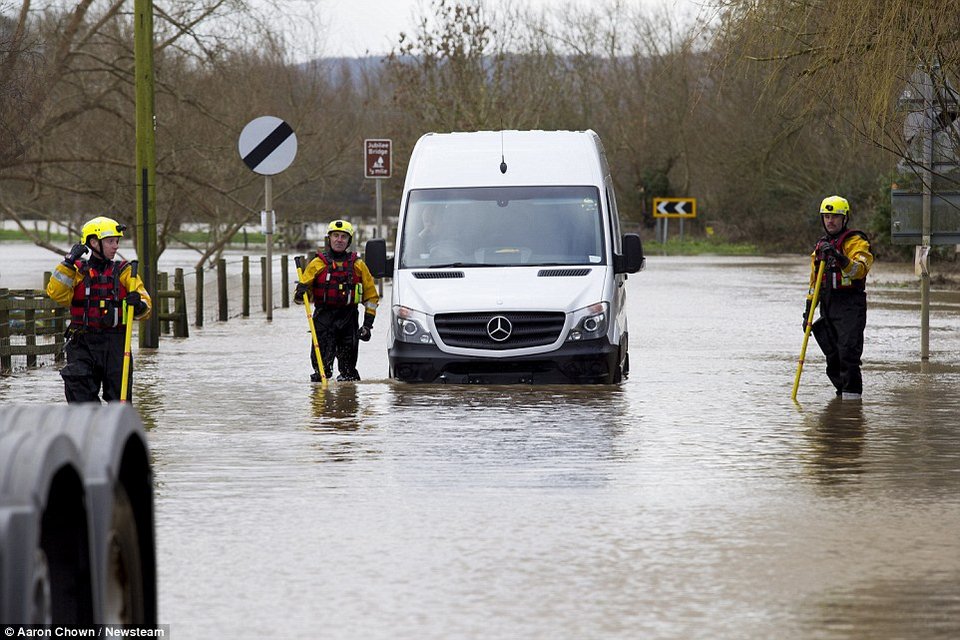 Κύμα 20 μέτρων καταπίνει σπίτια στην Κορνουάλη [εικόνες] | iefimerida.gr 4