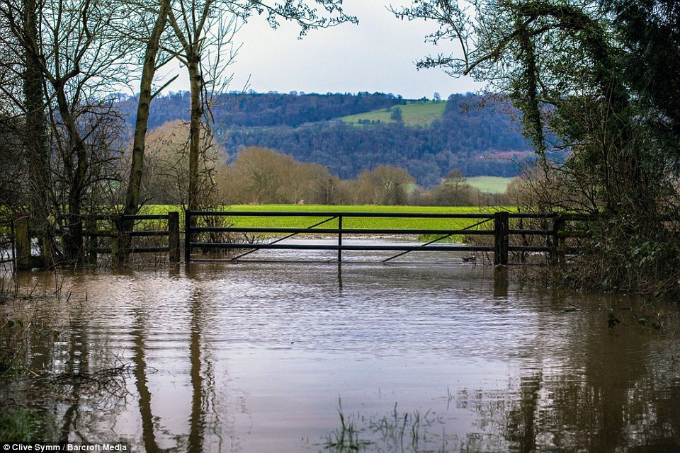 Κύμα 20 μέτρων καταπίνει σπίτια στην Κορνουάλη [εικόνες] | iefimerida.gr 5
