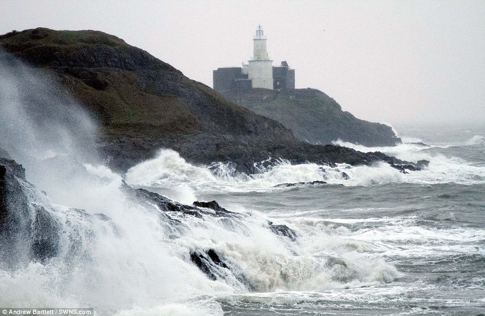 Κύμα 20 μέτρων καταπίνει σπίτια στην Κορνουάλη [εικόνες] | iefimerida.gr 9