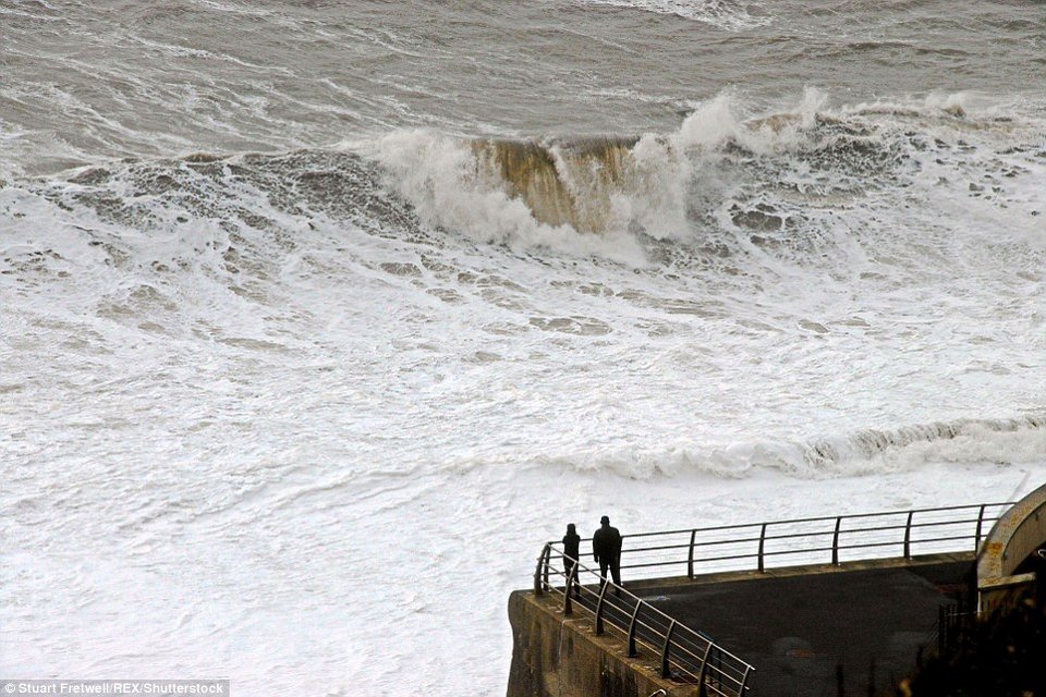 Κύμα 20 μέτρων καταπίνει σπίτια στην Κορνουάλη [εικόνες] | iefimerida.gr 7