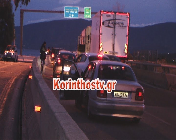 Οι αγρότες έκλεισαν την παλιά εθνική στον Ισθμό – Χάος με ουρές ΙΧ και φορτηγών [εικόνες & βίντεο] | iefimerida.gr 0