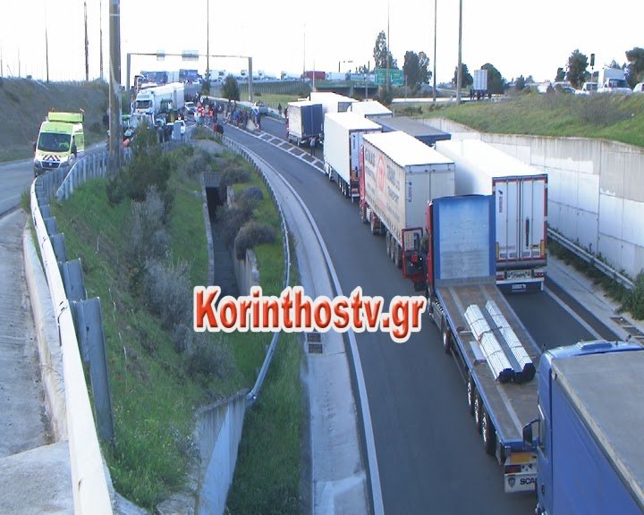 Οι αγρότες έκλεισαν την παλιά εθνική στον Ισθμό – Χάος με ουρές ΙΧ και φορτηγών [εικόνες & βίντεο] | iefimerida.gr 2