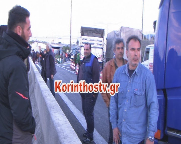 Οι αγρότες έκλεισαν την παλιά εθνική στον Ισθμό – Χάος με ουρές ΙΧ και φορτηγών [εικόνες & βίντεο] | iefimerida.gr 5