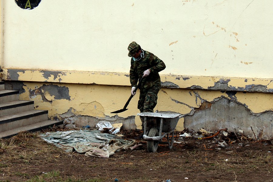 Με σκούπες και φτυάρια οι στρατιώτες προετοιμάζουν το στρατόπεδο της Σίνδου για τους πρόσφυγες [εικόνες] | iefimerida.gr 1