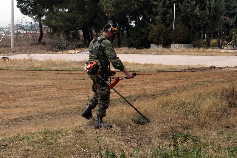 Με σκούπες και φτυάρια οι στρατιώτες προετοιμάζουν το στρατόπεδο της Σίνδου για τους πρόσφυγες [εικόνες] | iefimerida.gr 2