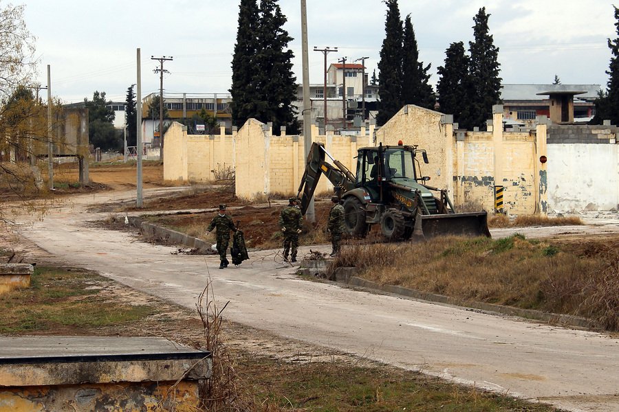 Με σκούπες και φτυάρια οι στρατιώτες προετοιμάζουν το στρατόπεδο της Σίνδου για τους πρόσφυγες [εικόνες] | iefimerida.gr 4