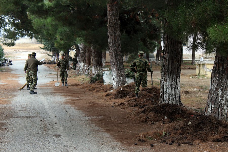 Με σκούπες και φτυάρια οι στρατιώτες προετοιμάζουν το στρατόπεδο της Σίνδου για τους πρόσφυγες [εικόνες] | iefimerida.gr 5