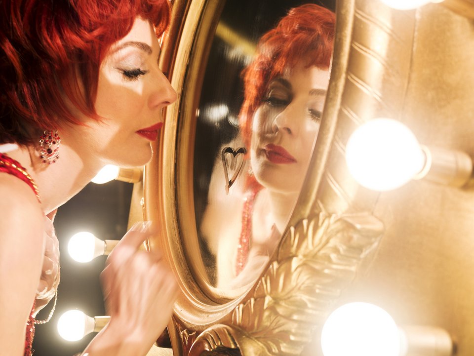 Sweet Charity η Σμαράγδα Καρύδη-Απίστευτη μεταμόρφωση της ηθοποιού [εικόνες] | iefimerida.gr 1